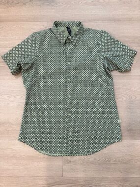 lululemon athletica Short-Sleeve Button-Down Shirt in Sage Green Geometric Lrg
